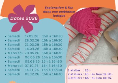 Des parents apprennent des techniques de portage et de relaxation rebozo avec leurs enfants de 1 à 6 ans