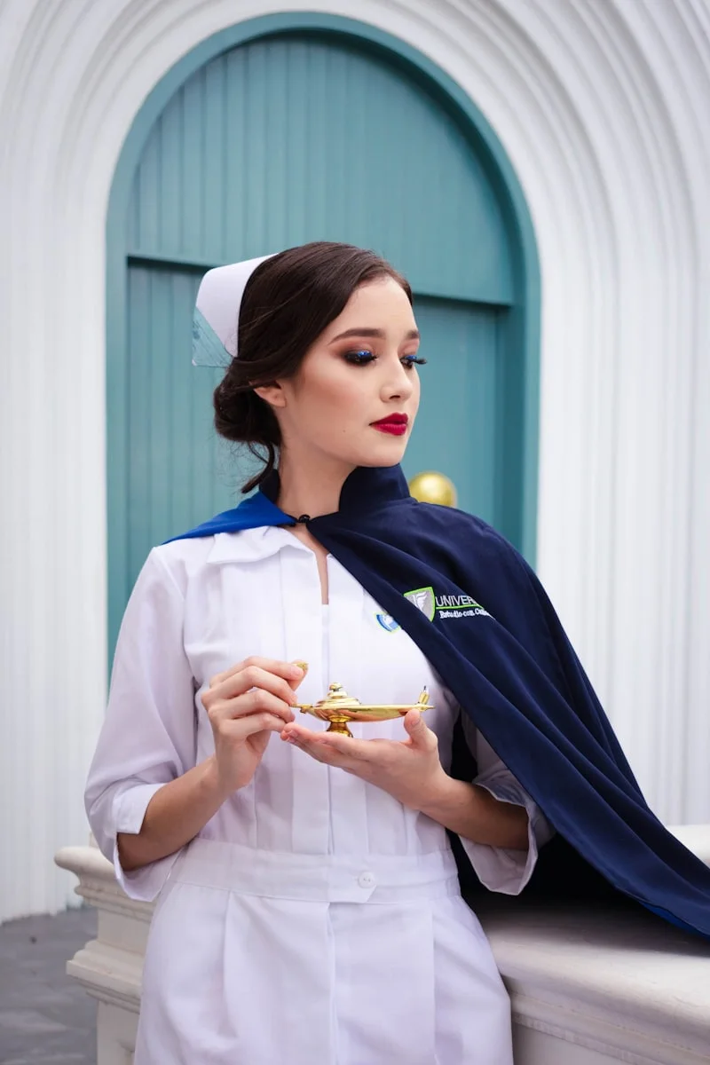 Infirmière doula avec cape - Accompagnement global périnatal - Soins holistiques femme enceinte