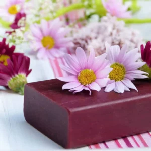 Présentation de produits artisanaux dans la boutique en ligne de Famaïa à Saint-Blaise, Neuchâtel. On y voit des rebozos, des préparations de lait d'or (curcuma) et des créations locales comme des marque-pages.