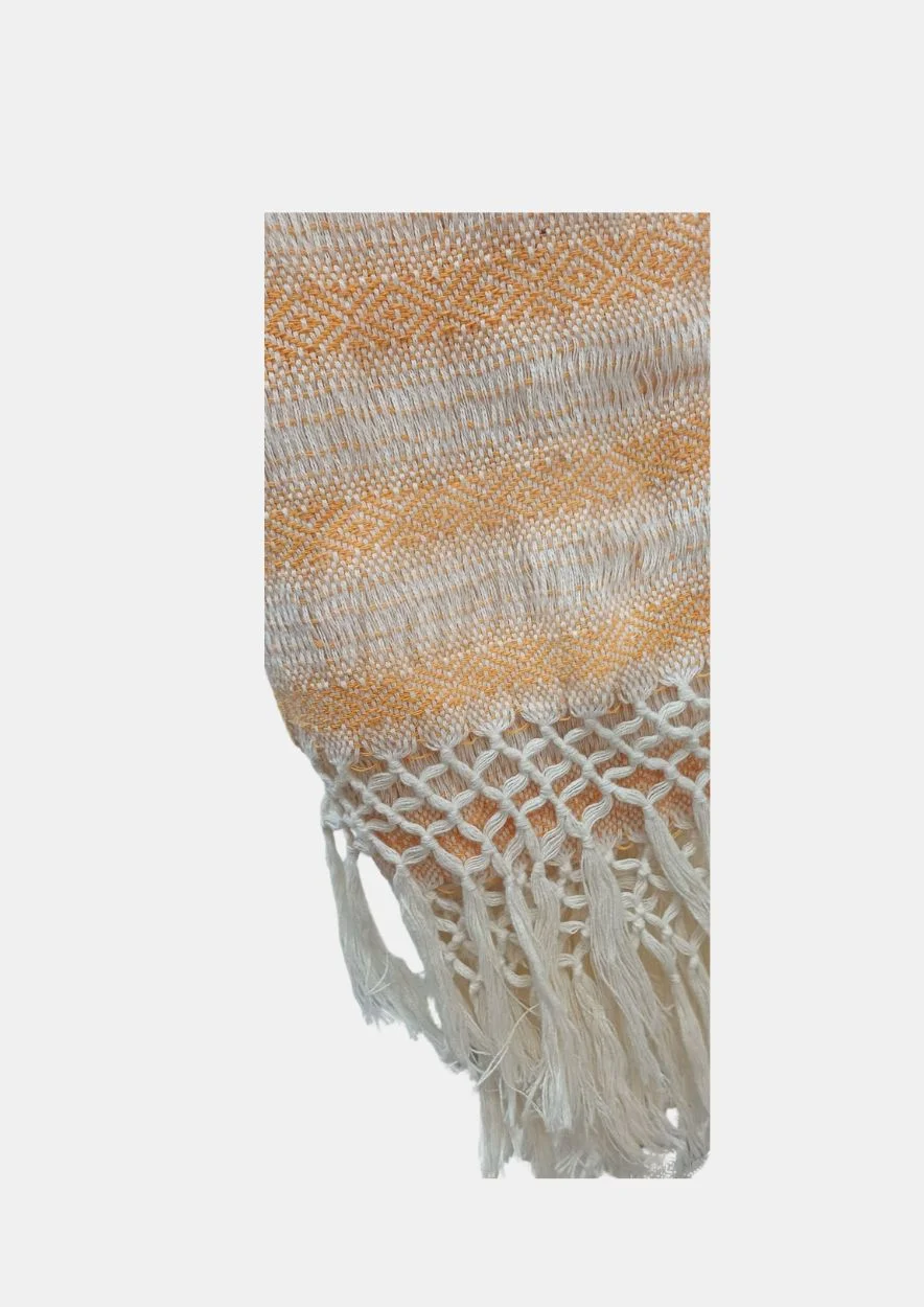 Détail des franges en coton naturel sur rebozo Clasico curcuma orange