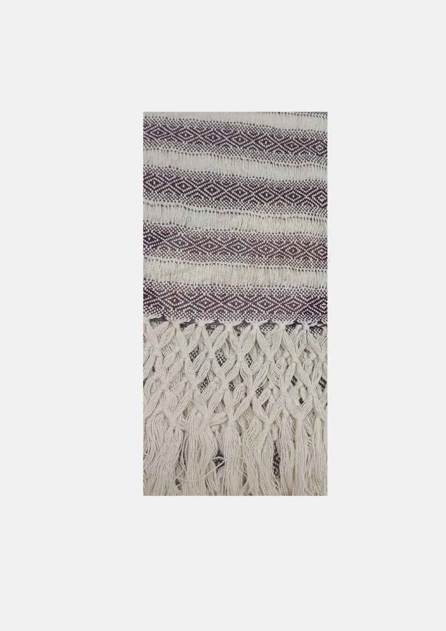 Détail des franges en coton naturel sur rebozo Clasico violet iris