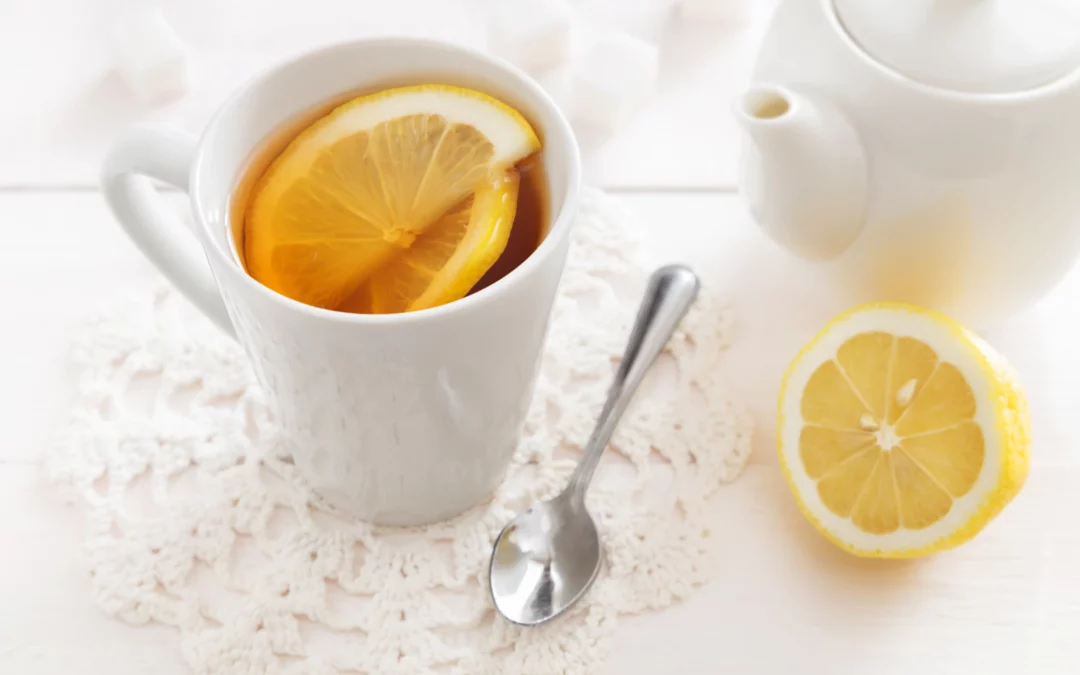 Tasse de boisson chaude avec des tranches de citron et une cuillère